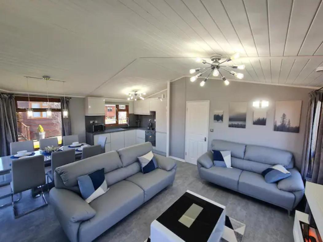 4 Bed Luxury Lodge With Hot Tub Near Lake District Warton Exterior foto